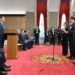 　４月、地方創生支援官激励式で決意表明を聞く石破茂首相（左から２人目）＝首相公邸