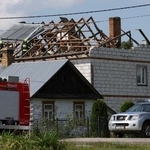 　破壊された家の屋根の上で活動する消防士ら＝１０日、ポーランド東部（ロイター＝共同）