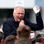 　ベラルーシの首都ミンスクで演説するスタトケビッチ氏＝２０２０年５月（タス＝共同）