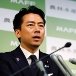 　閣議後、記者会見する小泉農相＝１２日午前、農水省