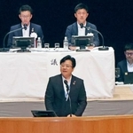 　全トヨタ労連の定期大会であいさつする西野勝義会長（下）＝１２日午後、高松市