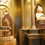 　通天閣のビリケン像（右）と並べて展示された「和泉ビリケン」像＝１２日午後、大阪市浪速区