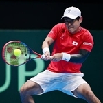 　日本-ドイツ　シングルス第１試合でプレーする西岡良仁＝有明コロシアム