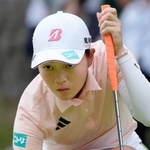 　第２日、９番でラインを読む佐藤心結。通算１０アンダーで暫定首位＝大洗ＧＣ
