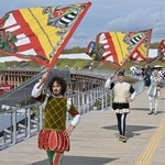 　イタリアのナショナルデーを迎え、大屋根リング上で開催されたパレード＝１２日午前、大阪市此花区の夢洲