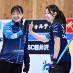 　１次リーグのフォルティウス戦、ショットが決まり喜ぶＳＣ軽井沢クの上野美（左）と金井＝稚内市みどりスポーツパーク