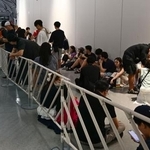 　関西空港に緊急着陸し、ターミナルビルで待機するユナイテッド航空機の乗客＝１２日午後９時１８分