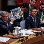 　１２日、国連安全保障理事会の緊急会合で写真を示すポーランド代表＝米ニューヨーク（ロイター＝共同）