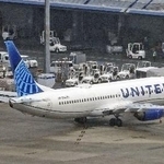 　関西空港に駐機された米ユナイテッド航空機＝１３日午前９時３７分（共同通信社ヘリから）