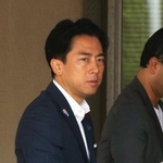 　地元の支援者との会合に向かう自民党の小泉農相＝１３日午前、神奈川県横須賀市