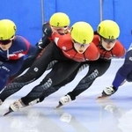 　女子１５００メートル決勝　滑走する中島未莉（手前）＝帝産アイススケートトレーニングセンター