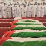 　イスラエルの空爆で亡くなった人の葬儀に参列する人たち＝１１日、カタール・ドーハ（Ｑａｔａｒ　ＴＶ／Ｒｅｕｔｅｒｓ　ＴＶ提供、ロイター＝共同）