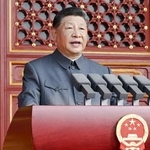 演説する中国の習近平国家主席＝３日、北京の天安門（新華社＝共同）