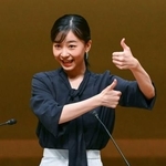 　第１２回全国高校生手話パフォーマンス甲子園の開会式で、手話であいさつされる佳子さま＝１４日午前、鳥取県倉吉市