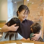 　ＮＯＡ（ノア）さん（左）とＭＡＲＩＮ（マリン）さん（右）を抱く母あかねさん＝８月、千葉県流山市