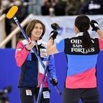 　ＳＣ軽井沢クに勝利し冬季五輪最終予選代表に決まり、喜ぶフォルティウスの吉村（左）＝稚内市みどりスポーツパーク