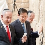 　１４日、エルサレム旧市街の「嘆きの壁」を訪れたルビオ米国務長官（中央）とイスラエルのネタニヤフ首相（左）（共同）