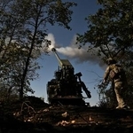 　ロシア軍陣地を砲撃するウクライナ軍＝１３日、ウクライナ南部ザポリージャ州（ロイター＝共同）