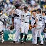 　中日に勝利し、タッチを交わす佐藤輝（左から３人目）ら阪神ナイン＝甲子園