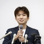 　記者会見する「再生の道」新代表に選ばれた奥村光貴氏＝１６日午前、東京都港区