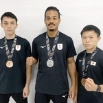 　アマチュアボクシングの世界選手権から帰国した（左から）北本隼輔、岡沢セオン、牧野草子＝１６日、成田空港