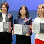 　日本サッカー殿堂の掲額式典で写真に納まる（左から）野田朱美さん、半田悦子さん、高倉麻子さん＝１６日、東京都文京区
