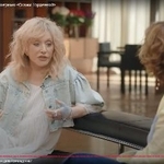 　インタビューに応じるアーラ・プガチョワさん（左）（ロシア人記者カテリーナ・ゴルデエワさんのユーチューブチャンネルから・共同）