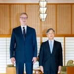 　セルビアのブチッチ大統領と記念撮影される天皇陛下＝１６日午前、皇居・御所（宮内庁提供）