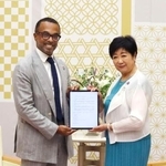 　協定書を掲げる東京都の小池百合子知事（右）とグーグルのクリス・ターナー副社長＝１６日午後、東京都庁