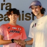 　トークイベントに出席し、握手する男子３０００メートル障害の三浦龍司（左）とジョーディ・ビーミッシュ＝１６日、東京都内