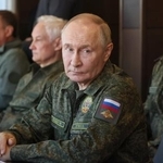 　１６日、ロシア西部ニジェゴロド州の演習場でロシアとベラルーシの合同軍事演習を視察したプーチン大統領（ロシア大統領府提供・タス＝共同）