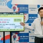 　大阪府庁で記者会見し、プロ野球阪神のリーグ優勝記念パレードについて説明する吉村洋文知事＝１７日午後