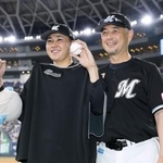 　プロ初勝利を挙げ、吉井監督（右）と記念撮影に応じるロッテ・広池＝京セラドーム