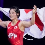 　女子６５キロ級で優勝し、日の丸を手に喜ぶ森川美和＝ザグレブ（ゲッティ＝共同）