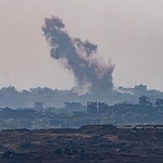 　１７日、パレスチナ自治区ガザ北部で上がる煙＝イスラエル南部スデロトから撮影（共同）