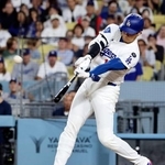 　フィリーズ戦の８回、５１号ソロを放つドジャース・大谷＝ロサンゼルス（共同）