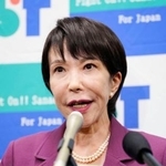 　記者団の取材に応じ、自民党総裁選に立候補する意向を表明する高市前経済安保相＝１８日午後、国会