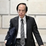 　金融政策決定会合出席のため、日銀本店に入る植田総裁＝１８日午前（代表撮影）