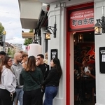 　横浜家系ラーメン「町田商店」の欧州１号店前に並ぶ客＝８月３０日、スイス・チューリヒ（共同）