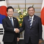 　日韓首脳会談を前に握手する石破首相（右）と韓国の李在明大統領＝８月、首相官邸