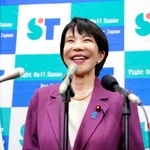 　記者団の取材に応じ、自民党総裁選に立候補する意向を表明する高市前経済安保相＝１８日午後、国会