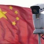 　掲げられた中国国旗と監視カメラ＝４月、中国上海市（共同）