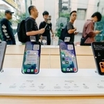 　米アップルが発売したｉＰｈｏｎｅの新型「１７」シリーズと「エア」＝１９日午前、東京都渋谷区の「アップル表参道」