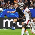 　ガラタサライ戦でゴールを狙うＥフランクフルトの堂安（左）＝フランクフルト（共同）