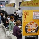 　おせち料理の店頭予約受け付けが始まった大阪市阿倍野区の近鉄百貨店本店＝１９日午前