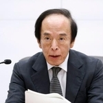 　金融政策決定会合後、記者会見する日銀の植田総裁。日銀はＥＴＦを市場で売却していく方針を発表した＝１９日午後、日銀本店