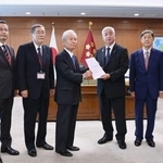 　防衛力の抜本的強化に関する有識者会議を終え、中谷防衛相（右から４人目）に報告書を手渡す、座長の榊原定征元経団連会長＝１９日午後、防衛省（代表撮影）