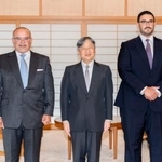 　バーレーンのサルマン皇太子（左）らと記念撮影される天皇陛下＝１９日午後、皇居・御所（宮内庁提供）