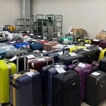 　関西空港の倉庫で保管されているリユース用のスーツケース（関西エアポート提供）
