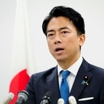 　記者会見で、自民党総裁選への立候補を正式表明する小泉農相＝２０日午前、東京都港区